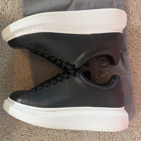 Alexander McQueen Women's Oversized Sneaker in Black 37 / 7 - Picture 5 of 12